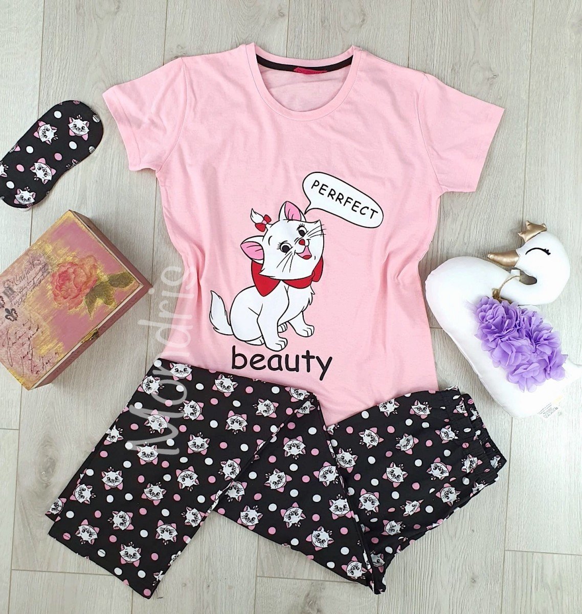 Pijama dama ieftina din bumbac cu tricou roz si pantaloni lungi negri cu imprimeu Beauty Cat